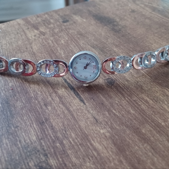 Women\'s bracelet watch w/ stones